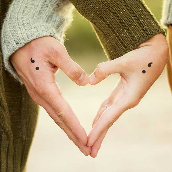 Tattoo dấu chấm phẩy trái tim