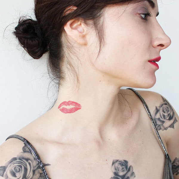 Tattoo đôi môi nữ ở cổ cực đẹp