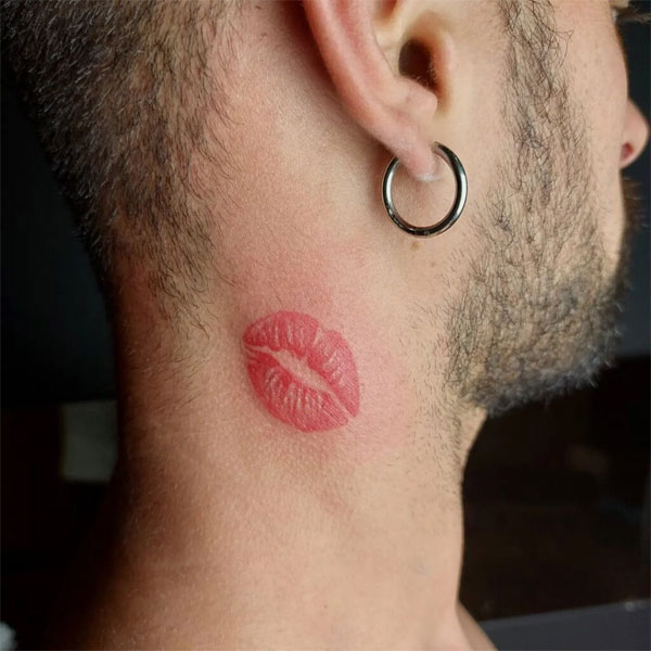 Tattoo đôi môi ở cổ cực đẹp