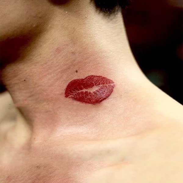Tattoo đôi môi ở cổ