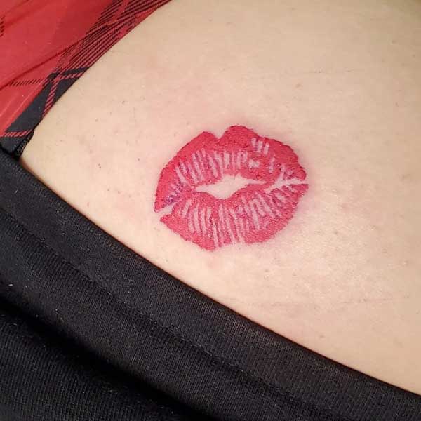 Tattoo đôi môi ở mông