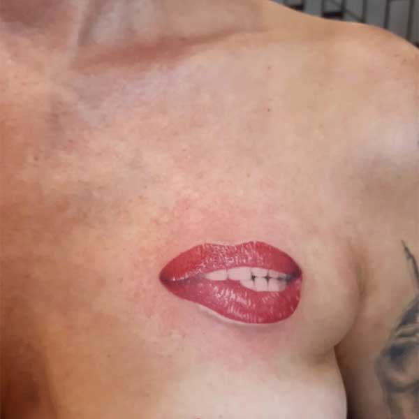 Tattoo đôi môi ở ngực đẹp