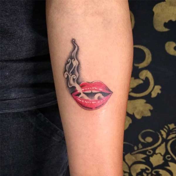 Tattoo đôi môi ở tay đẹp