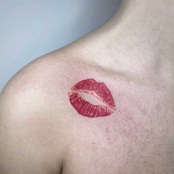 Tattoo đôi môi ở xương quai xanh