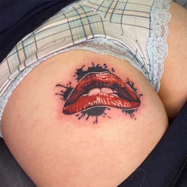 Tattoo đôi môi siêu đẹp ở đùi