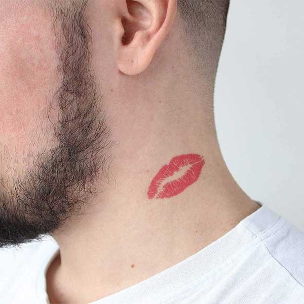 Tattoo đôi môi trên cổ