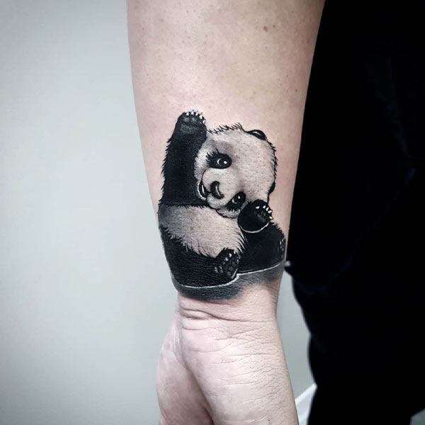 Tattoo gấu trúc cổ tay