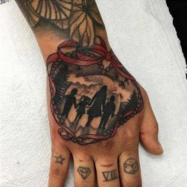 Tattoo gia đình 4 người ở bàn tay