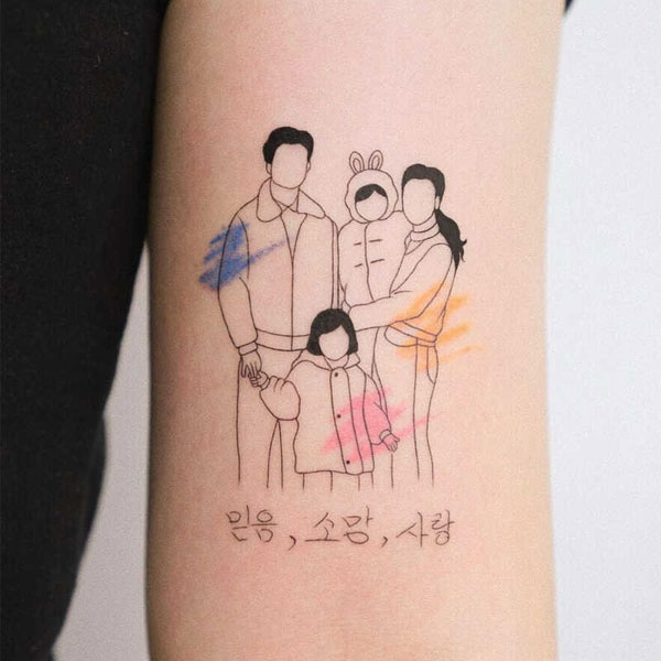 Tattoo gia đình 4 người ở bắp tay