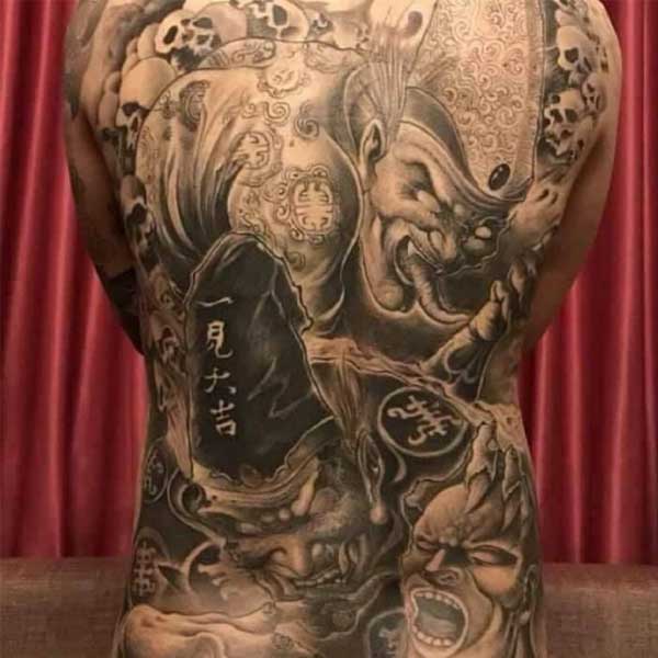 Tattoo hắc bạch vô thông thường full lưng