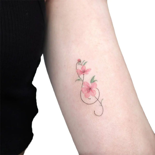 Tattoo hoa đào ở bắp tay