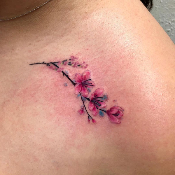 Tattoo hoa đào nhỏ ở vai