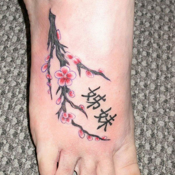 Tattoo hoa đào ở bàn chân