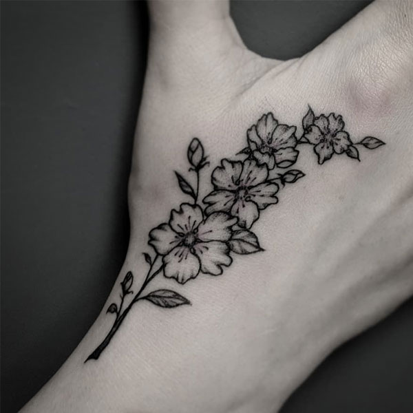 Tattoo hoa đào ở bàn tay