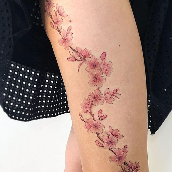 Tattoo hoa đào ở chân