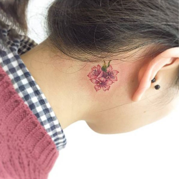 Tattoo hoa đào ở cổ
