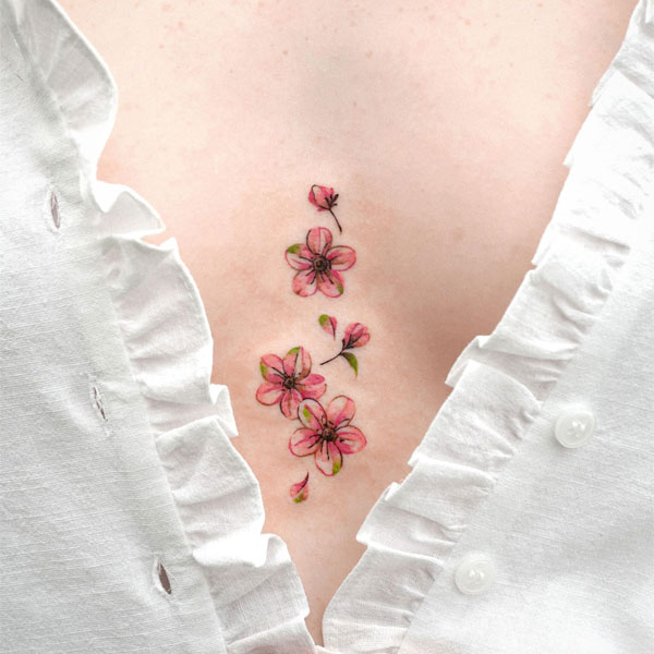 Tattoo hoa đào ở ngực