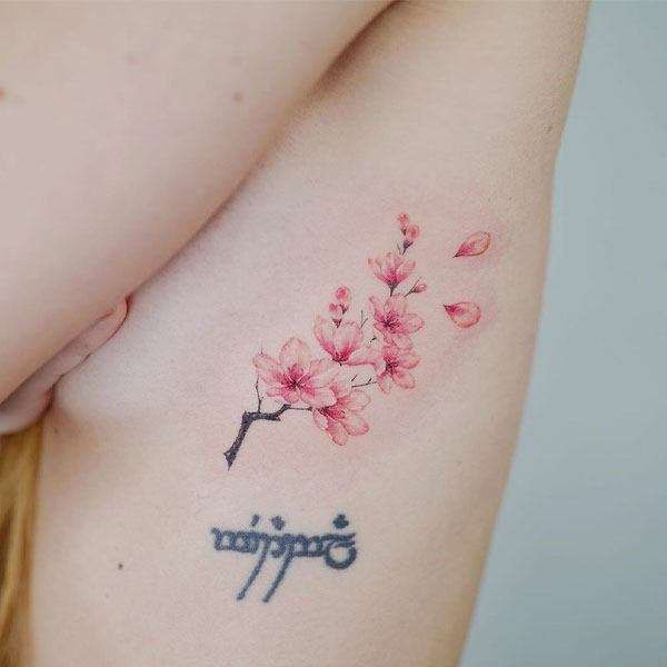 Tattoo hoa đào ở sườn