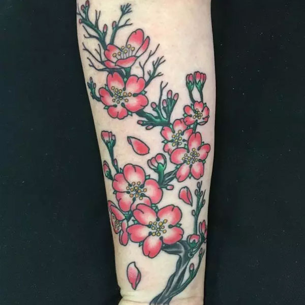 Tattoo hoa đào ở tay