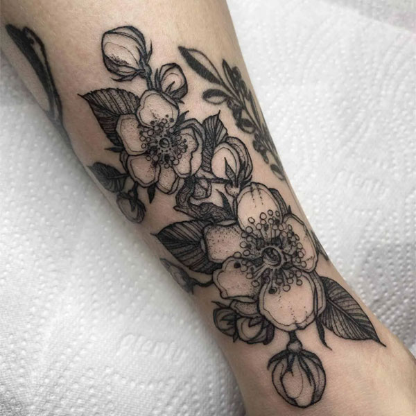 Tattoo hoa đào trên tay