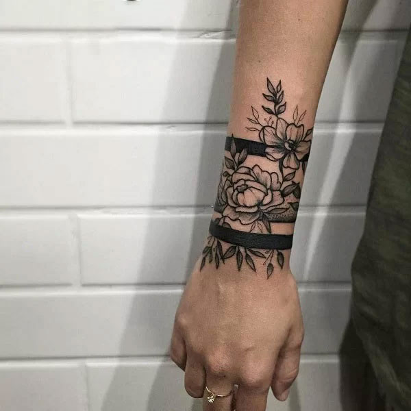 Tattoo mệnh mộc hoa lá ở cổ tay