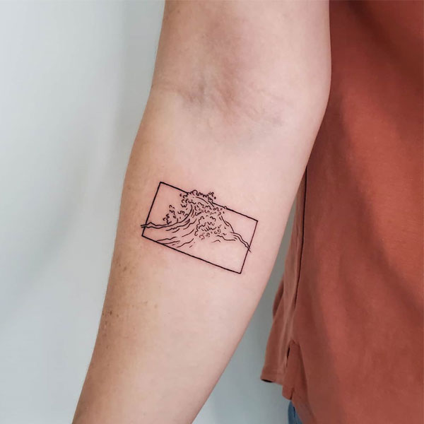 Tattoo mệnh mộc sóng biển cho nam