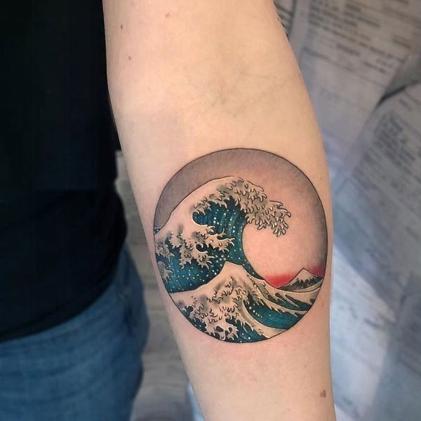 Tattoo mệnh mộc sóng biển cho nữ