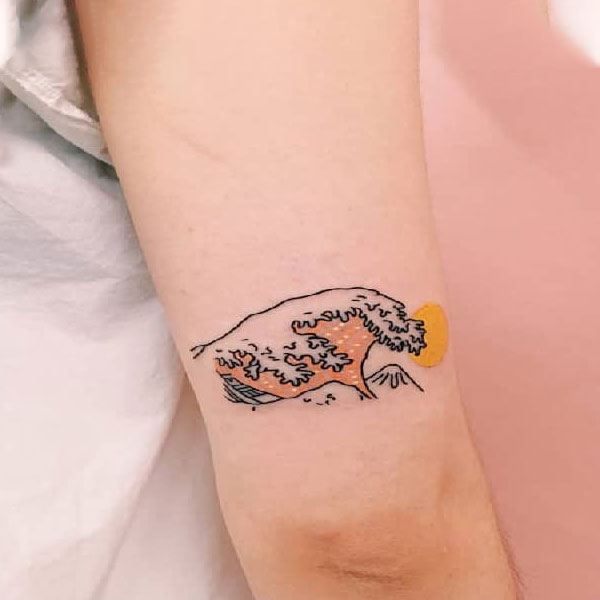 Tattoo mệnh mộc sóng biển ở tay