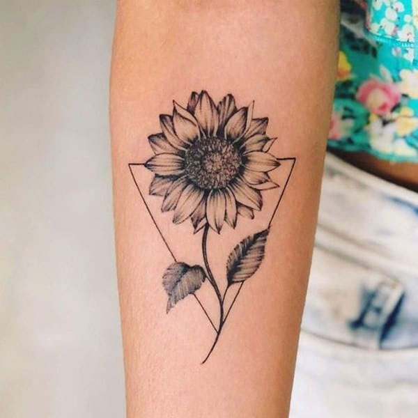 Tattoo mệnh thổ hoa mặt trời cho nữ