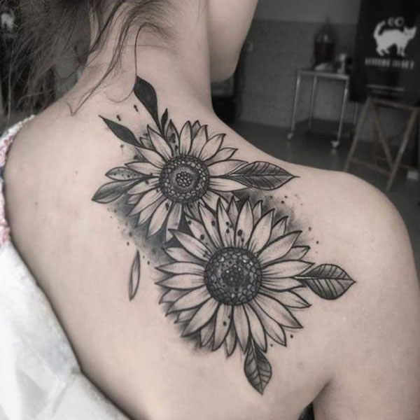 Tattoo mệnh thổ hoa mặt trời nữ