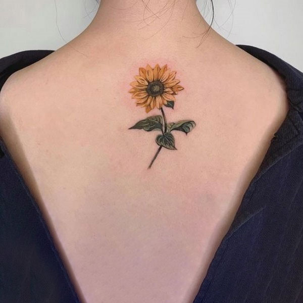 Tattoo mệnh thổ hoa mặt trời