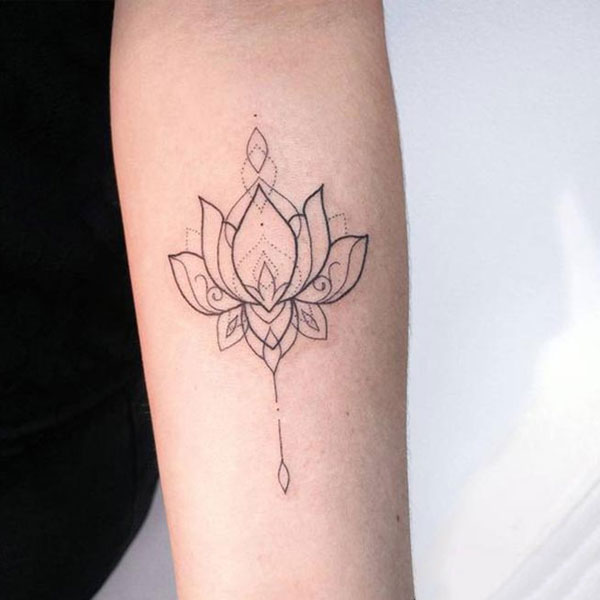 Tattoo mệnh thổ hoa sen đơn giản
