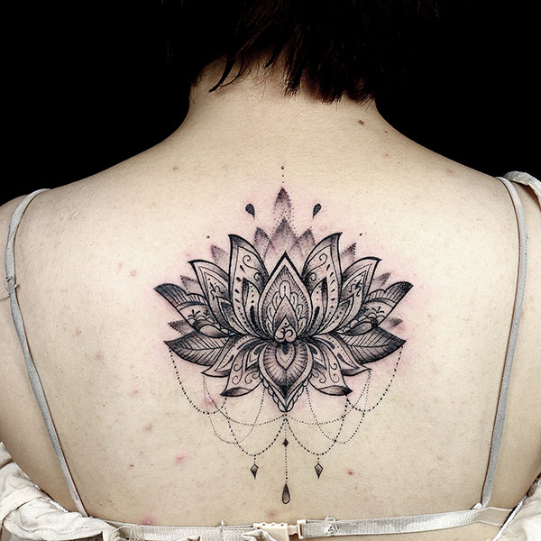 Tattoo mệnh thổ hoa sen ở lưng