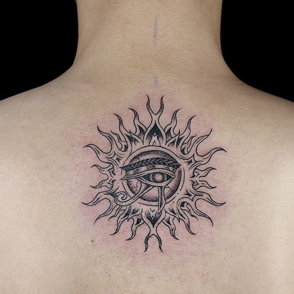 Tattoo mệnh thổ mặt trời cho nam