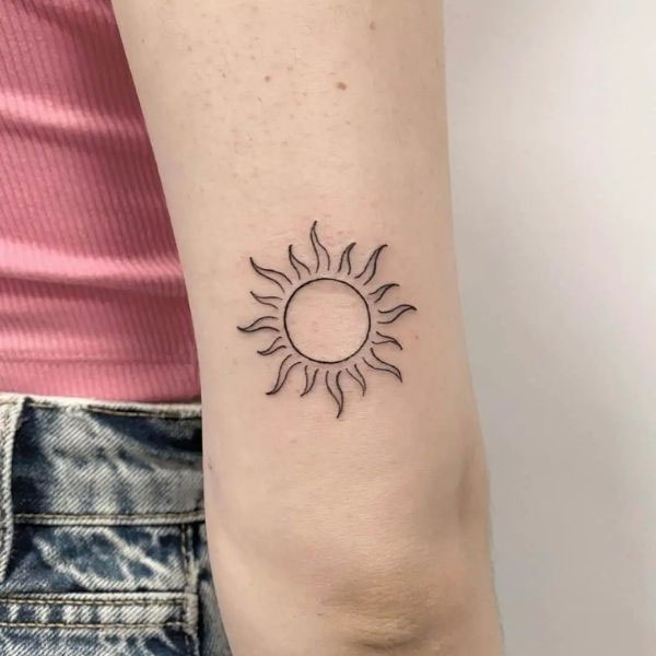 Tattoo mệnh thổ mặt trời mini đẹp