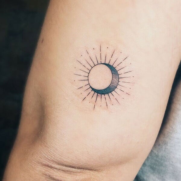 Tattoo mệnh thổ mặt trời mini
