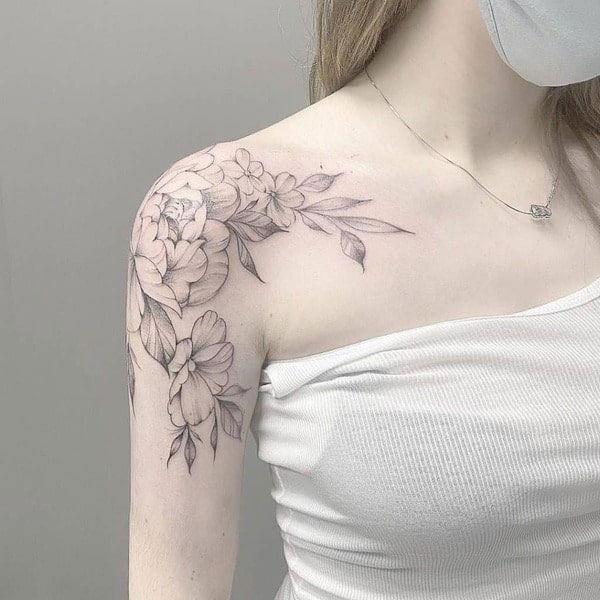 Tattoo ở vai hoa chất cho nữ