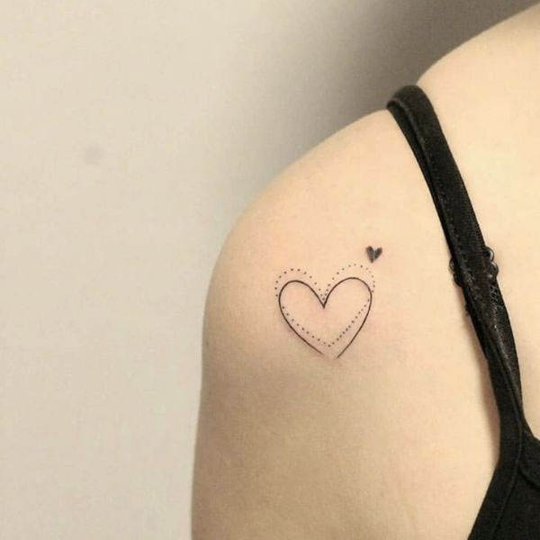 Tattoo ở vai ngược tim nhỏ cute