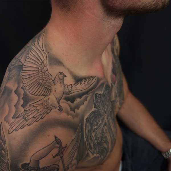 Tattoo ở vai chim bồ câu