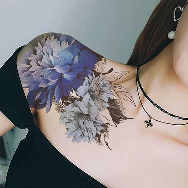 Tattoo ở vai hoa cúc xanh