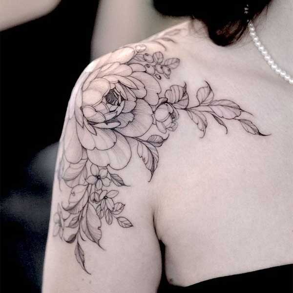 Tattoo ở vai nữ