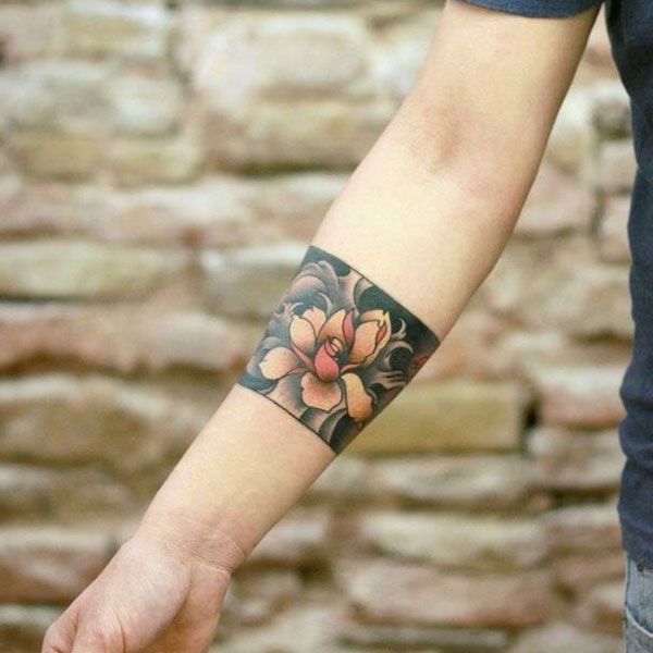 Tattoo vòng tay nhật cổ hoa ngầu