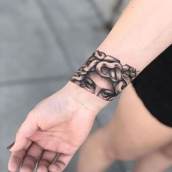 Tattoo vòng tay nhật cổ medusa