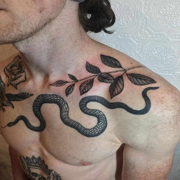 Tattoo xương quai xanh rắn chất