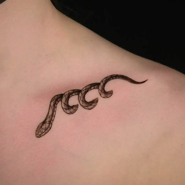 Tattoo xương quai xanh rắn mini siêu đẹp