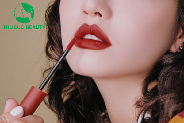 Khử thâm môi có được đánh son không?