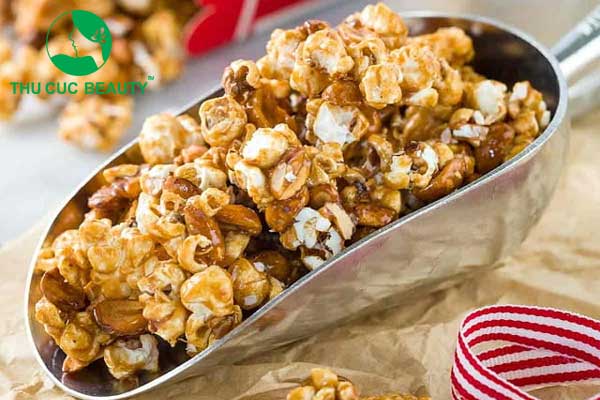 Nâng mũi ăn bắp rang bơ được không?