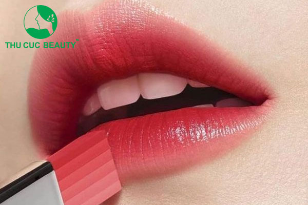 Phun môi bao lâu thì được đánh son và nên lưu ý những gì?