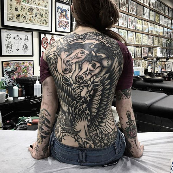 Tattoo con cái ngực kín sườn lưng mang lại nữ