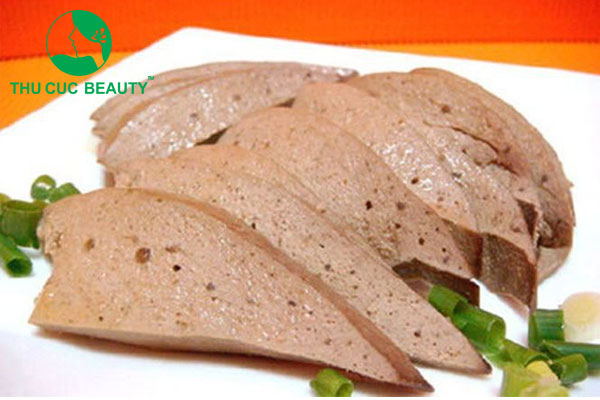 Xăm môi có ăn được gan lợn không?